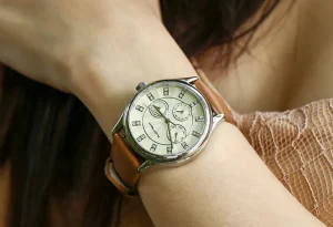 Mua đồng hồ online có nên không? Cân nhắc ưu và nhược điểm trước khi quyết định